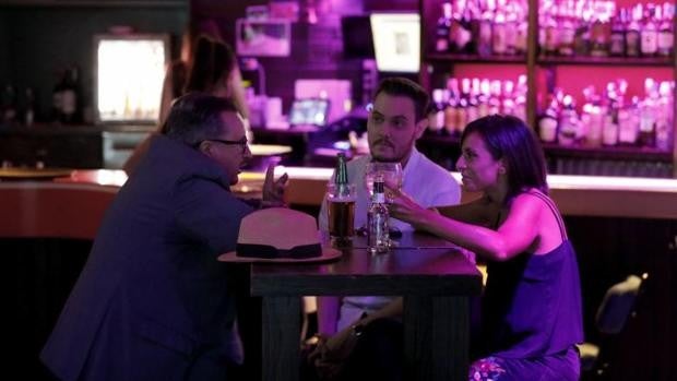 Las dudas legales dejan en el aire el pasaporte Covid para entrar en bares de copas y discotecas en Andalucía