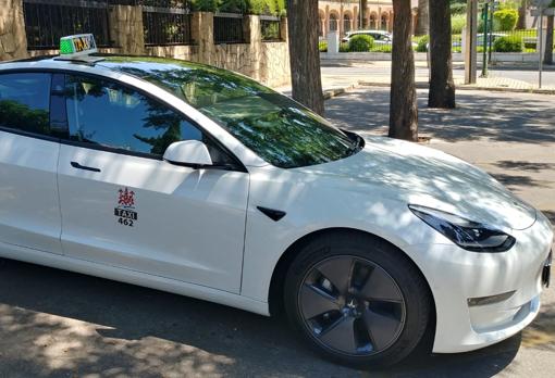 Taxi Tesla en una parada de Córdoba