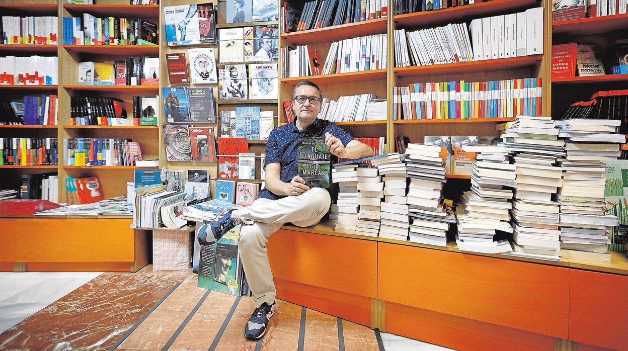 Salvador Gutiérrez Solís posa en la librería Luque de Córdoba