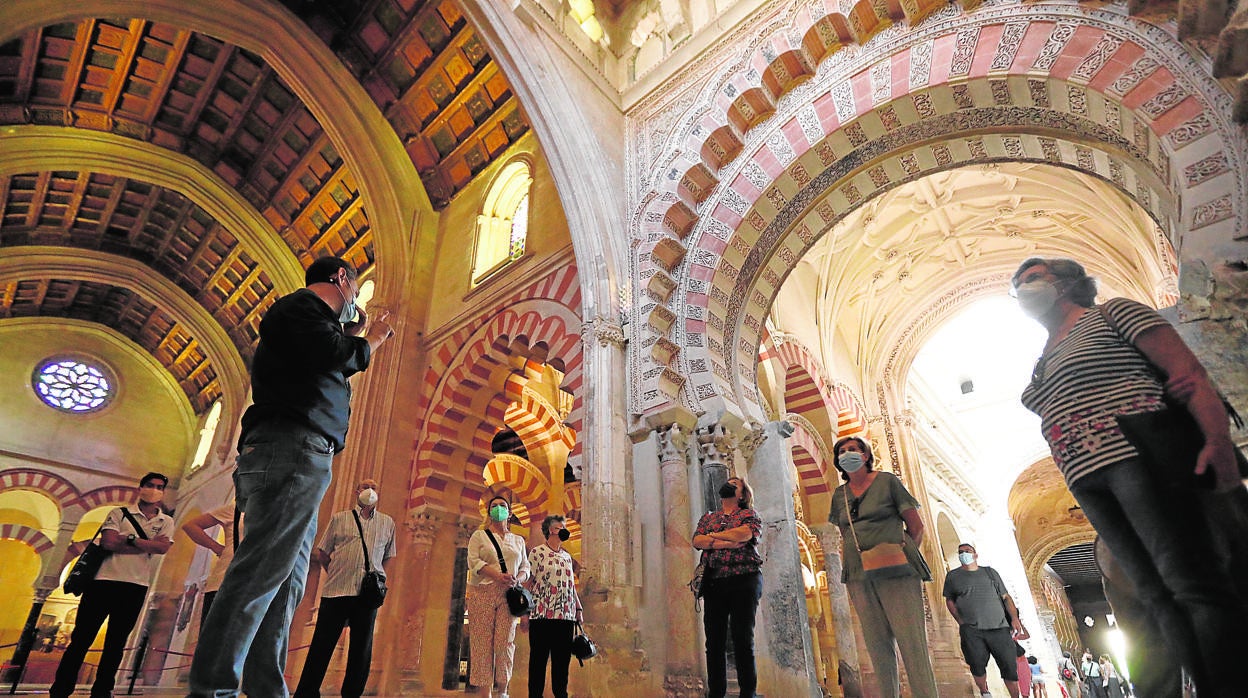 Turistas en el interior de la Mezquita-Catedral de Córdoba