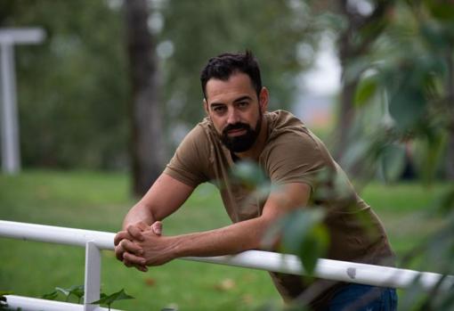 Muñoz posa en su localidad de residencia