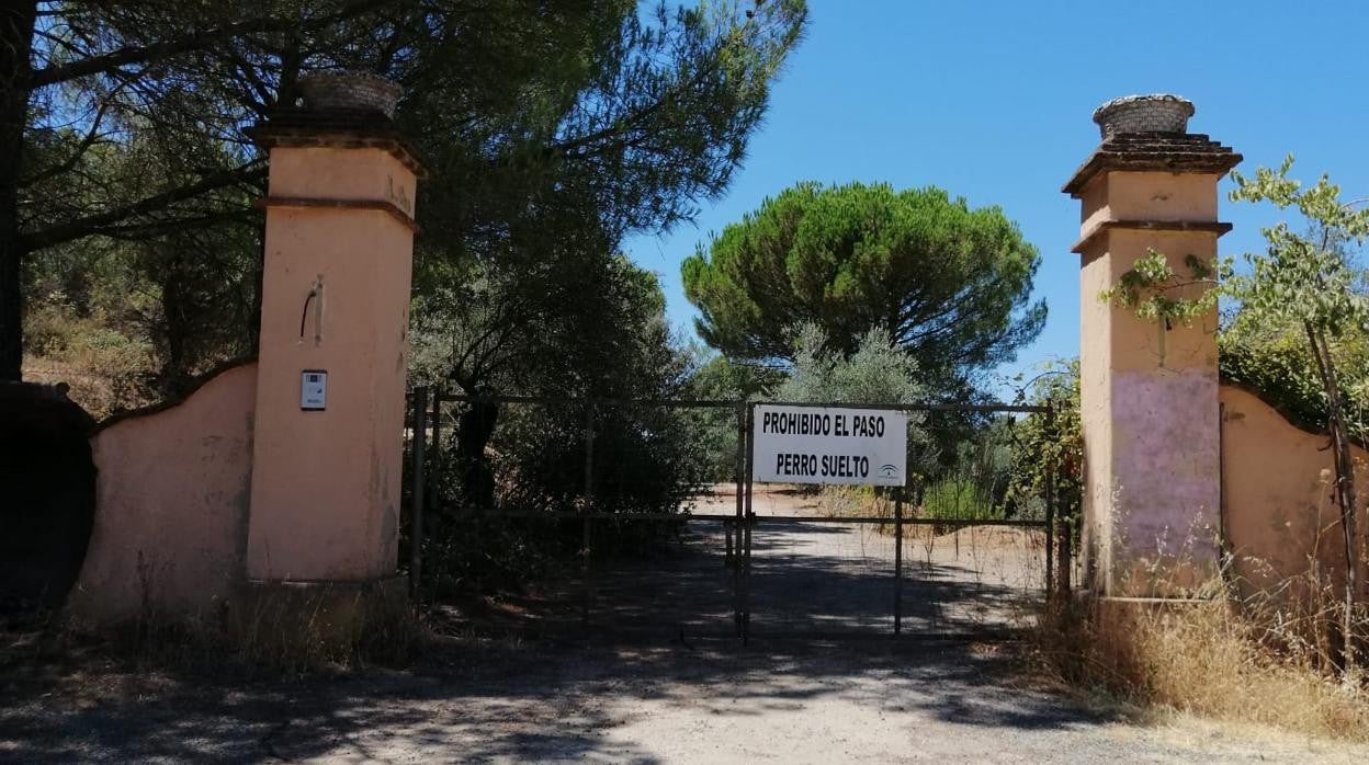 Una cancela cerrada asalta al visitante de la villa turística de Cazalla de la Sierra, cerrada desde 2006