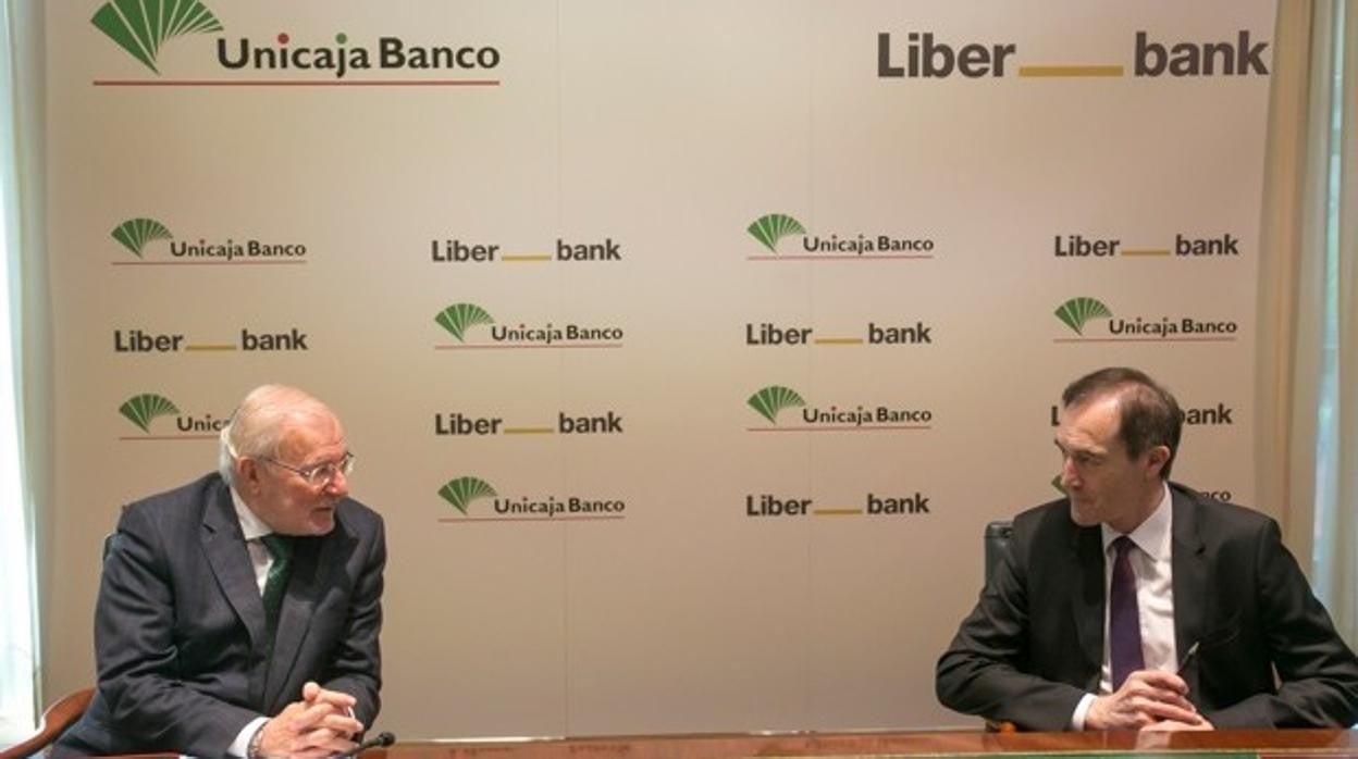 El presidente de Unicaja Manuel Azuaga con el nuevo CEO Manuel Menéndez durante la firma de la fusión