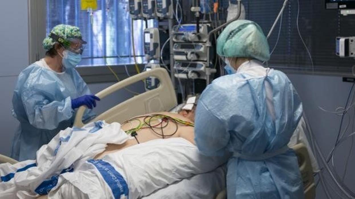 Dos sanitarias atienden a un paciente