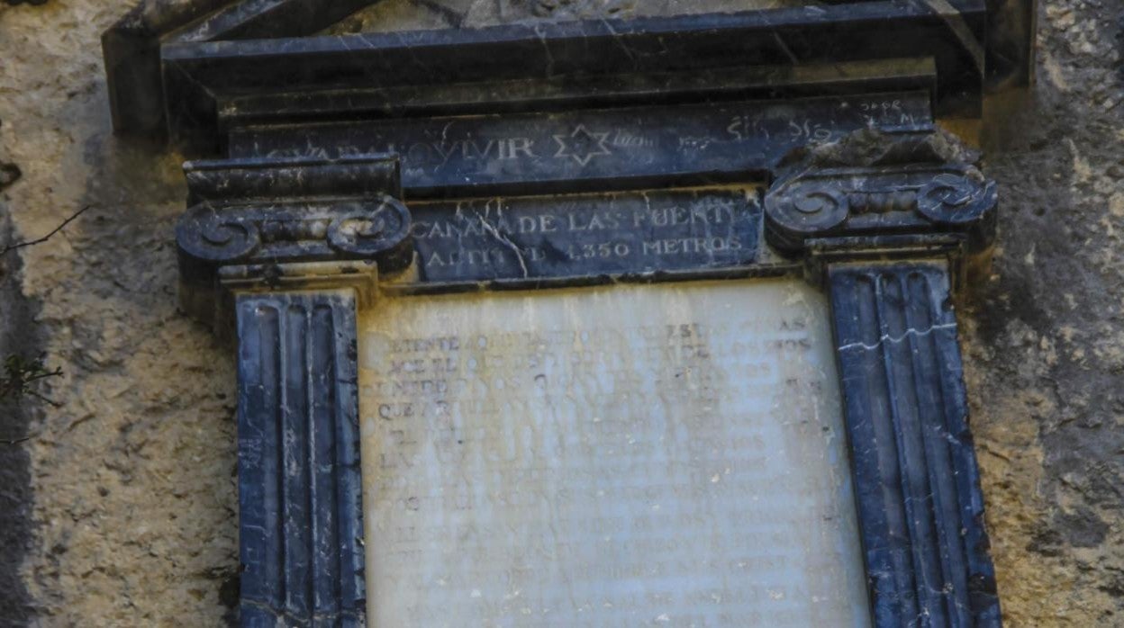 Placa con un poema de los hermanos Quintero dedicado al Guadalquivir en la Sierra de Cazorla