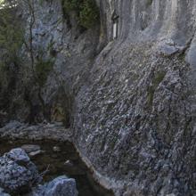 Nacimiento en la Sierra de Cazorla. Arriba, la placa