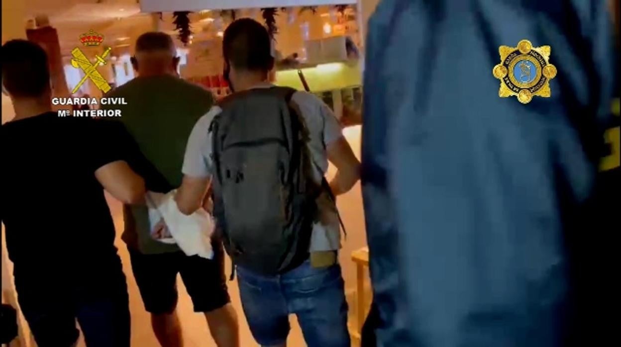 La detención se llevó a cabo en un restaurante del centro de Fuengirola donde fue caminando desde su escondite