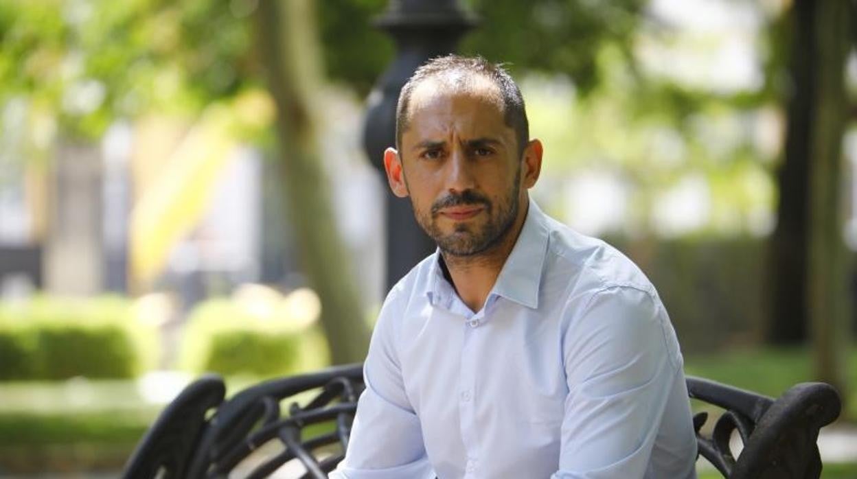 Sebastián Pérez posa antes de la entrevista con ABC