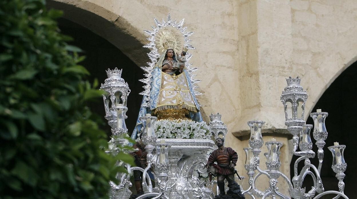 La Virgen de Villaviciosa, al salir de San Lorenzo en su procesión