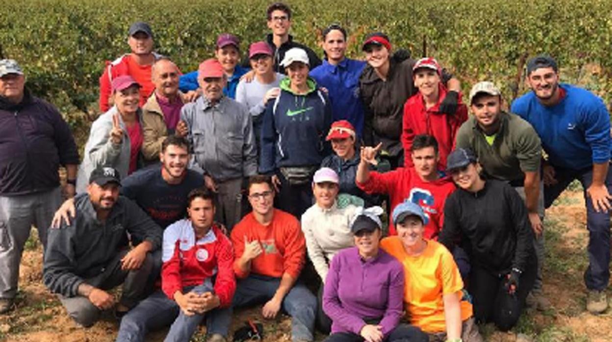 Andaluces en una foto de grupo mientras trabajan en la vendimia francesa
