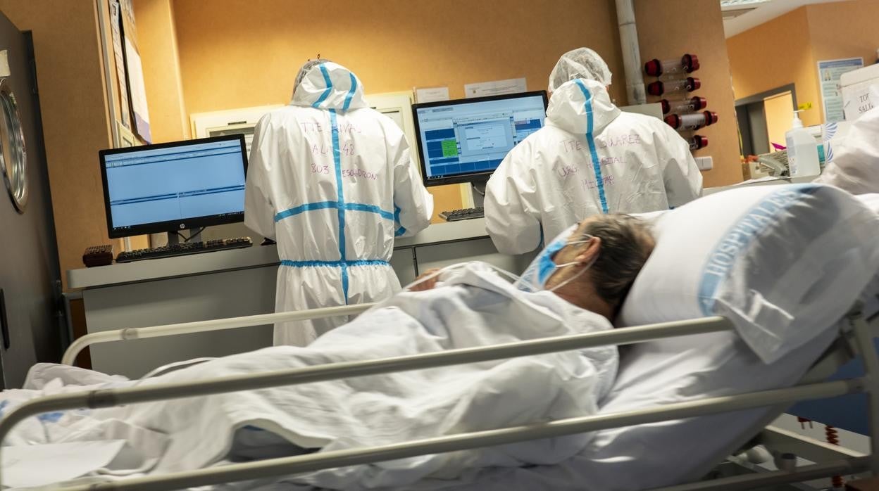 Sanitarios con equipos de protección en una planta Covid