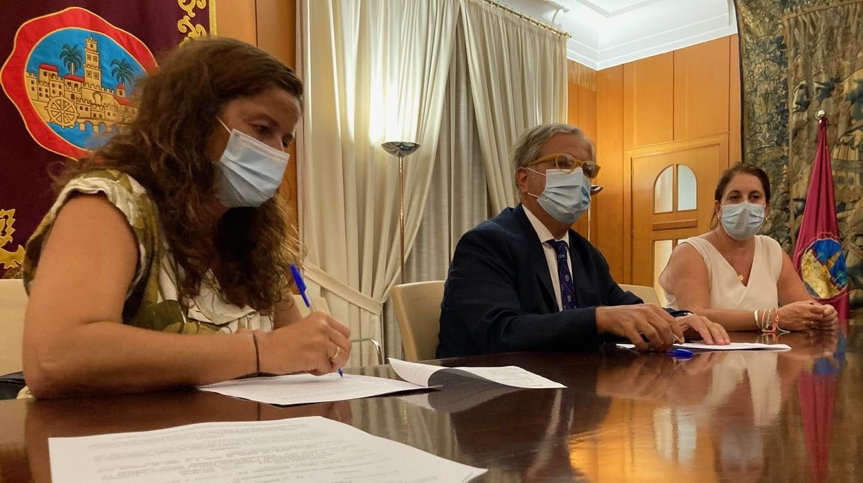 Firma del préstamo entre el BBVA y el delegado de Hacienda