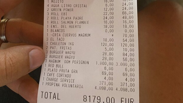 Guerra de propinas en Marbella: deja 4.000 euros para los camareros tras la queja viral de otro cliente