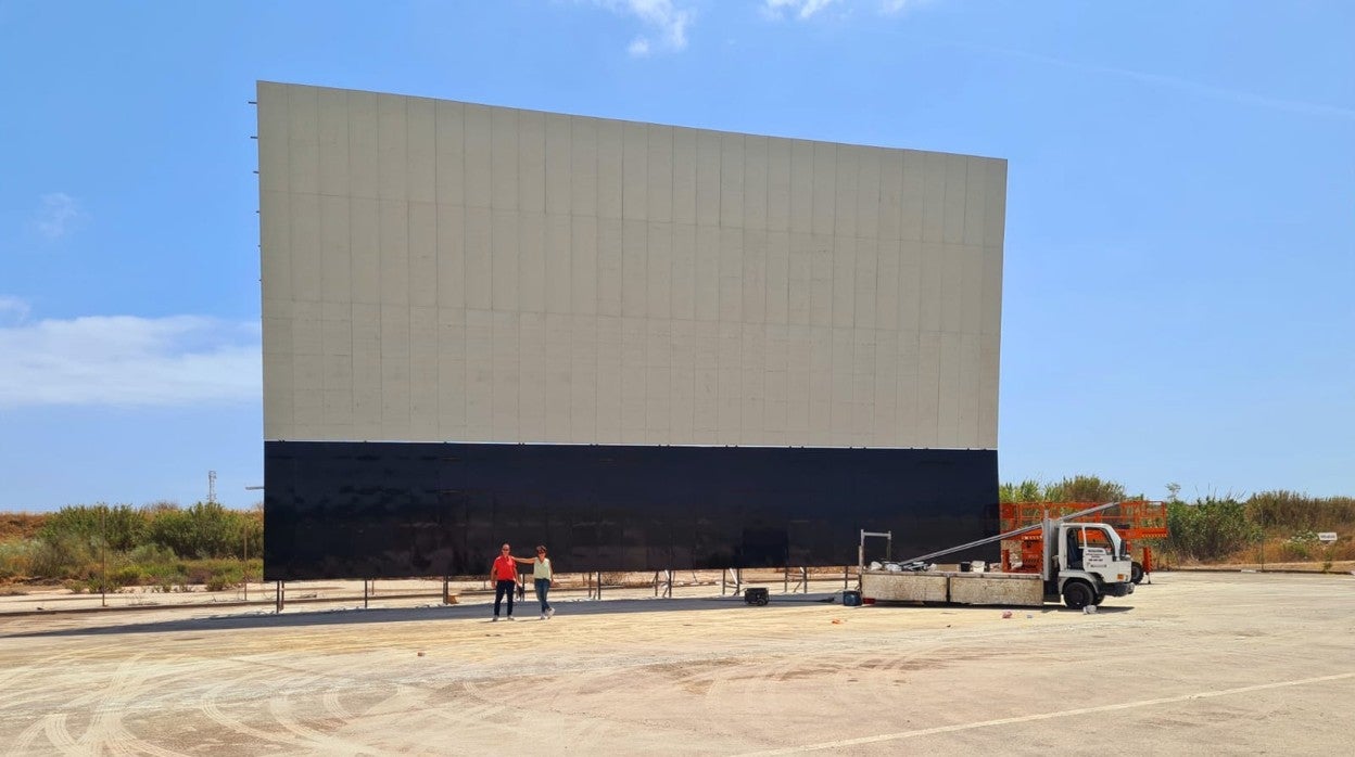 La pantalla gigante se alza ya en la parcela del Polígono Guadalhorce