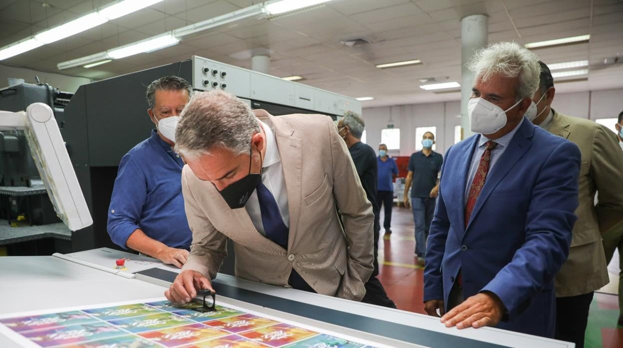 Bendodo con un cuentahilos en los talleres gráficos del BOJA