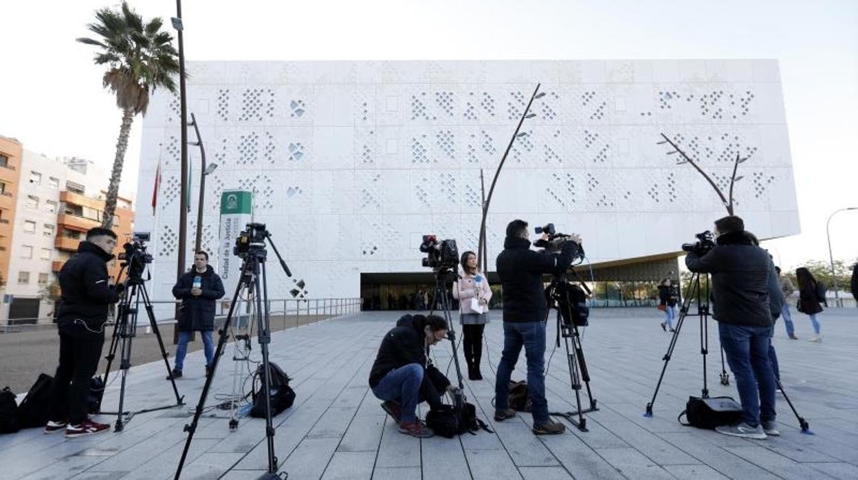 Cámaras de televisión frente a la Ciudad de la Justicia de Córdoba