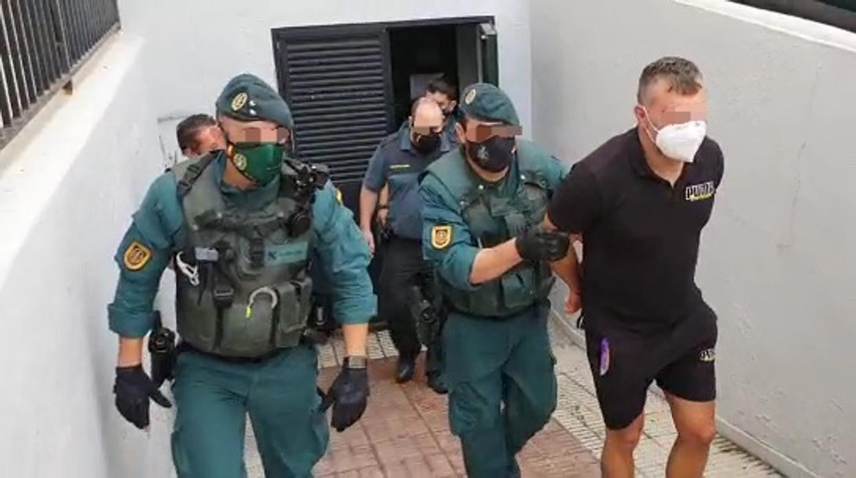 Agentes de la Guardia Civil custodian en septiembre de 2020 al narco Antonio Tejón