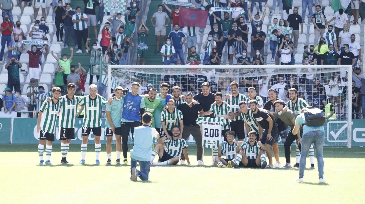 La plantilla del Córdoba CF celebra la victoria de la semana pasada ante el San Fernando