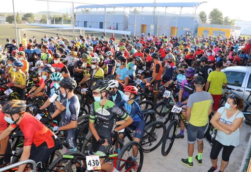 Participantes de la prueba al comienzo de la misma en la Ciudad Deportiva de Lucena