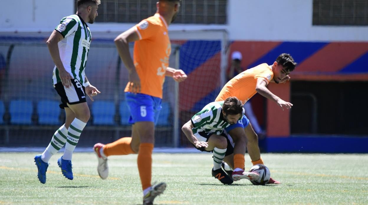 Álex Bernal va al suelo ante Rayco