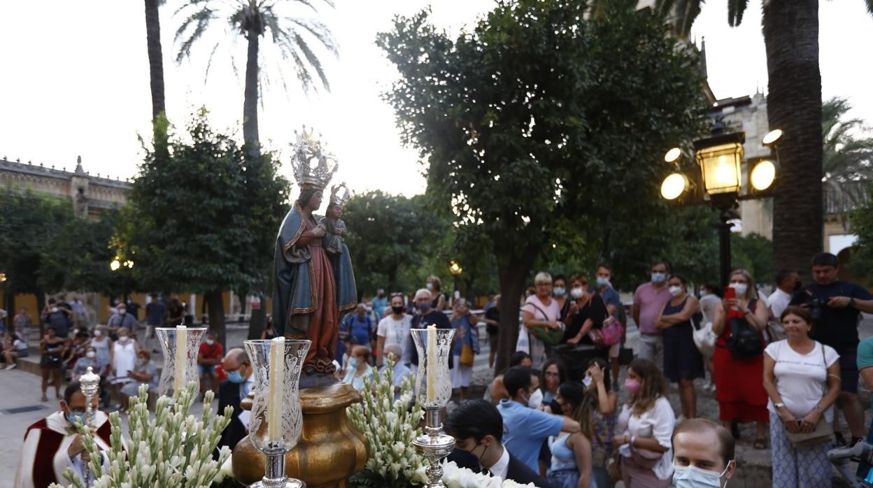 La Virgen de la Fuensanta, en el Patio de los Naranjos