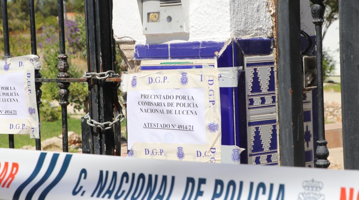 Imagen de la vivienda en que se produjo el ataque mortal, precintada por la Policía Nacional
