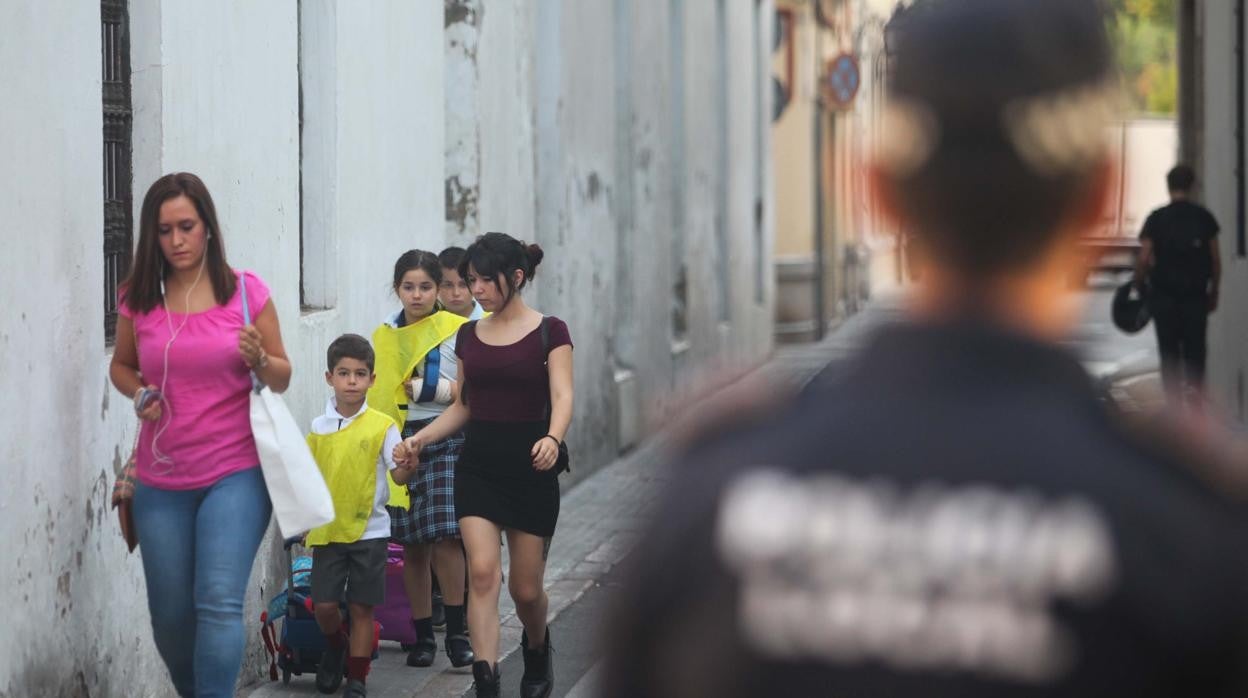 Un agente de la Policía Local, en una imagen de archivo durante un dispositivo de vuelta al cole