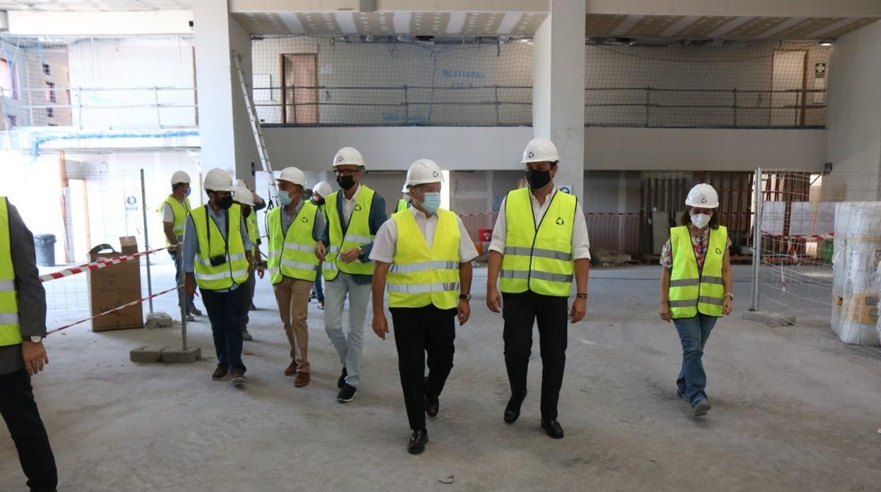 Parte del gobierno municipal, en la visita al Centro de Ferias