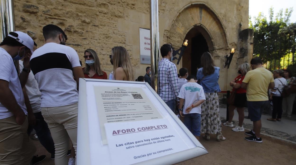 Cartel a la entrada del Alcázar, en el que se advierte de que las entradas para hoy están agotadas