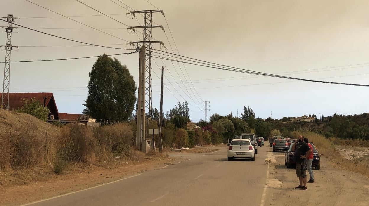 Vecinos esperando volver a sus casas en Estepona