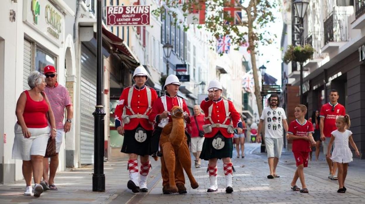 Gibraltareños celebran en la calle su día grande