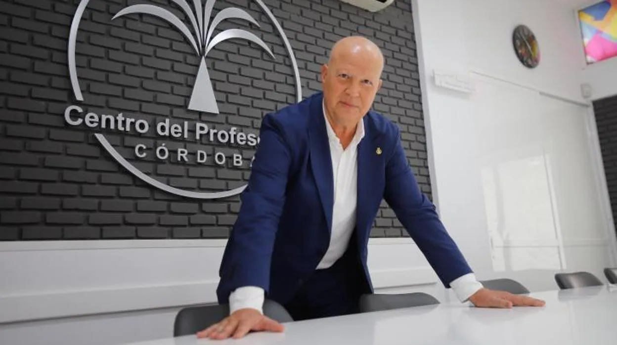 El consejero de Educación y Deporte, Javier Imbroda, este jueves en un centro docente de Córdoba