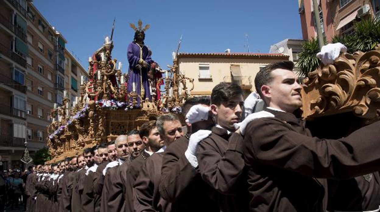 Trono de Jesús de la Soledad en Málaga, en una salida procesional