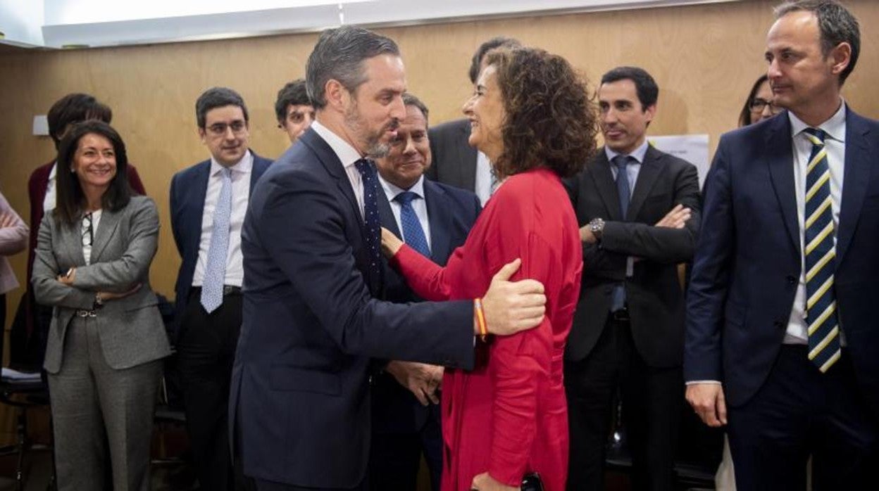 El consejero Juan Bravo saluda a la ministra María Jesús Montero en una reunión en febrero de 2020