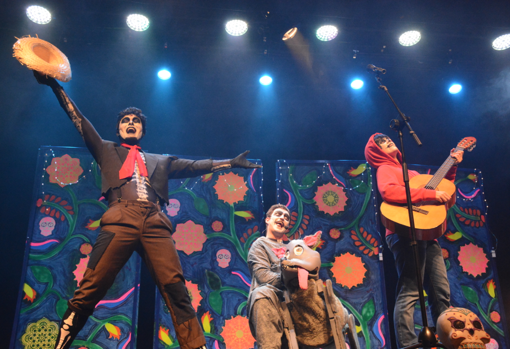Una escena del musical de tributo a la película 'Coco'