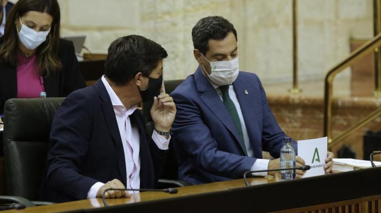 El vicepresidente de la Junta, Juan Marín, dialoga con Juanma Moreno este jueves en el Parlamento