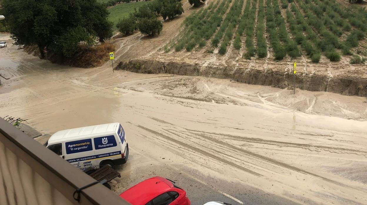 Coches arrastrados por el temporal en Montefrío este martes