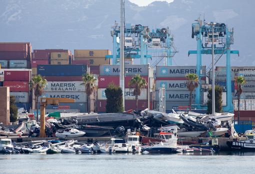 Imagen de archivo de narcolanchas intervenidas que se acumulan en el puerto