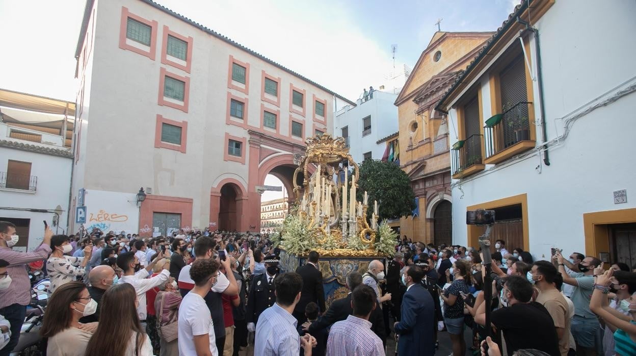 La Virgen del Socorro avanza tras salir de su ermita en su tradicional procesión