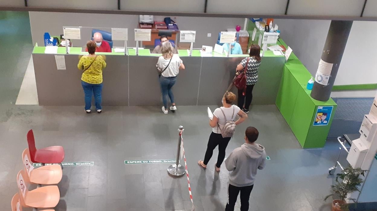 Pacientes hacen cola en un centro de salud de la capital andaluza
