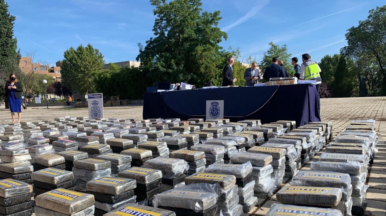 Los paquetes de cocaína incautada expuestos por la Policía Nacional