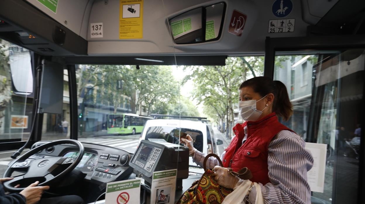 Una usuaria de Aucorsa