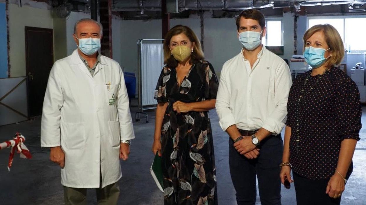 La delegada de Salud, junto al alcade de Cabra y el gerente del Área Sur