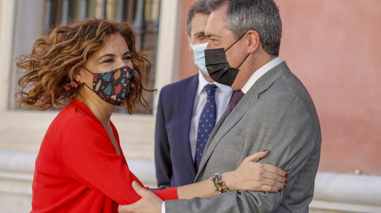 La ministra María Jesús Montero saluda al líder del PSOE-A, Juan Espadas, en un acto en Sevilla