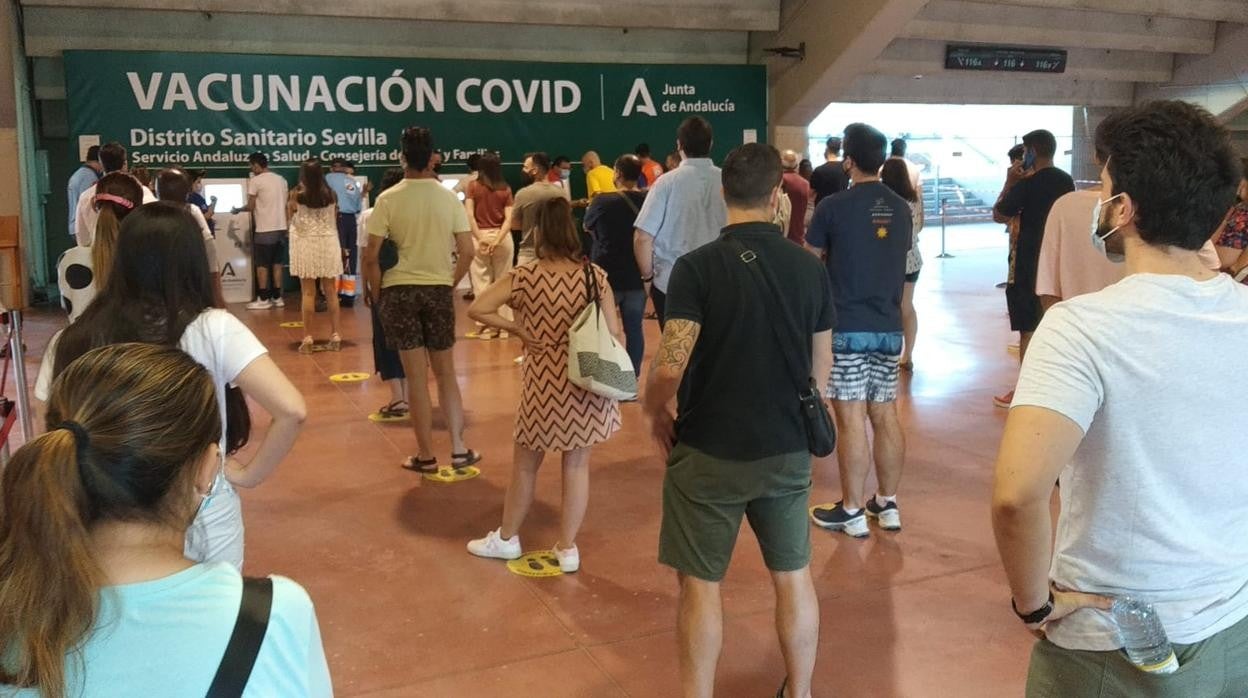 Cola de jóvenes en el estadio de la Cartruja