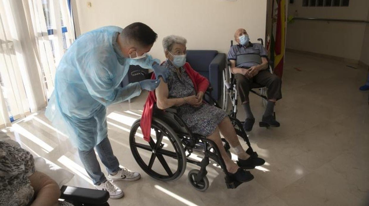 Un enfermero inocula la tercera dosis en una residencia de ancianos en Córdoba