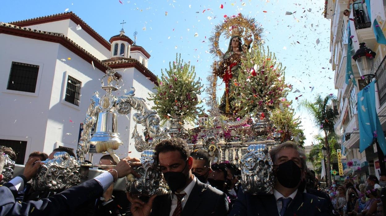Petalada a la Virgen del Rosario en Fuengirola