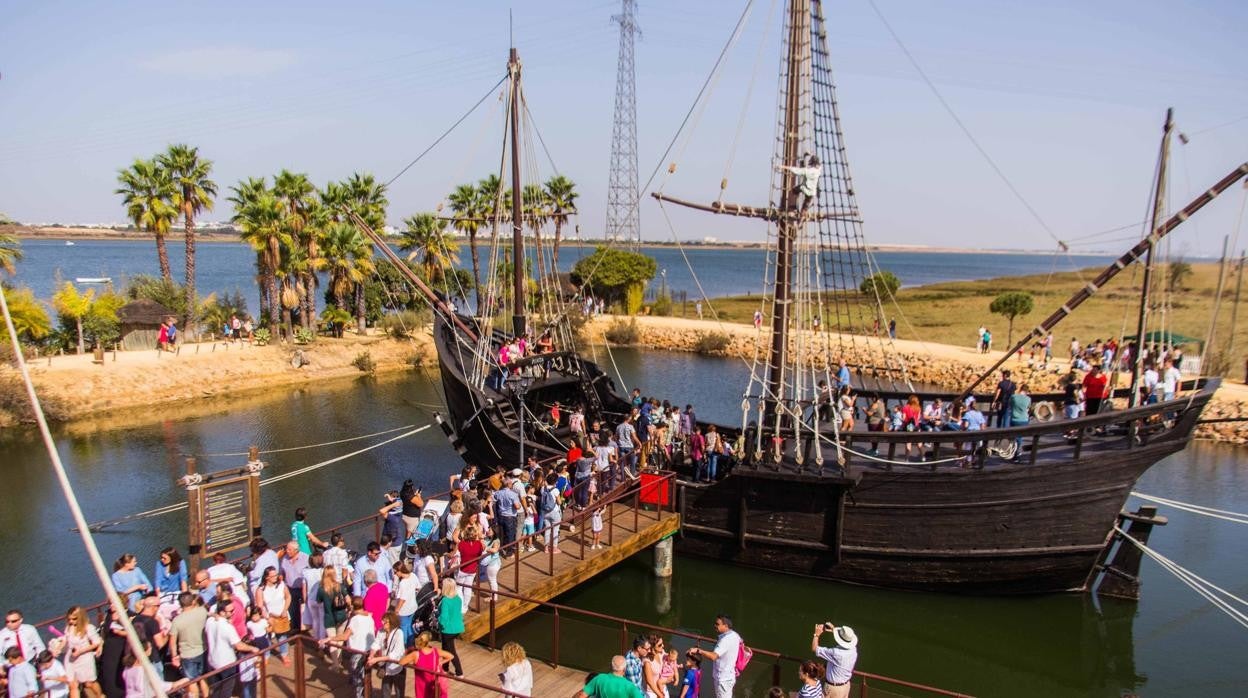 Visitantes en el Muelle de las Carabelas, en La Rábida