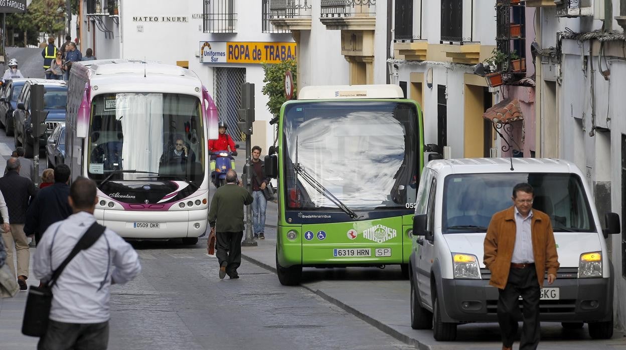 Minibús de Aucorsa, en una parada por avería