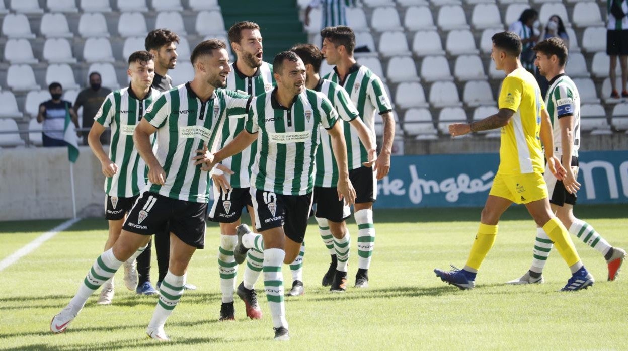 De las Cuevas celebra el 3-1, que marcó de penalti, este domingo al San Fernando